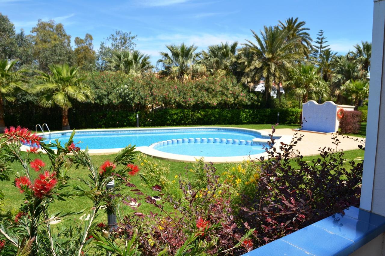 Las Olas Pili Locdenia Exterior photo